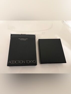 NEW ADDICTION TOKYO Compact Case Black For Eyeshadows and Blush